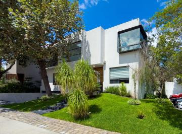 Casa de 4 habitaciones, Zapopan · Casa en Venta en Reserva Real