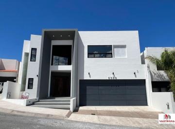 54b9d1df249017538f5269c1a83a7357716843fdc26625db021bdcbd20706b37 · Venta de Residencia con Alberca en Lomas de San Charbel