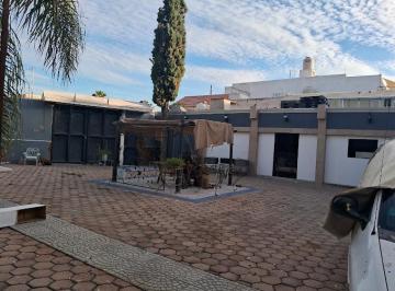 Casa · 461m² · 2 Recámaras · 8 Estacionamientos · Terraza y Departamento en Mendelsson Leon Moderno