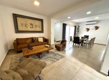 Casa · 4 Recámaras · Vendo Amplia Casa en Fracc Izamal Sur Cancún con Terreno Excedente, Ampliada y Remodelada de 4 Rec