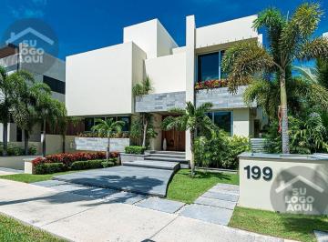 Casa · 700m² · 4 Recámaras · 6 Estacionamientos · Casa en Venta en Puerto Cancún