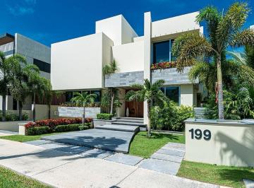 Casa · 700m² · 4 Recámaras · 6 Estacionamientos · Casa en Venta en Puerto Cancún