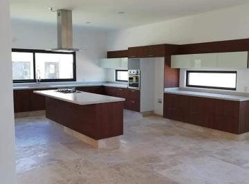 Casa · 529m² · 4 Recámaras · 6 Estacionamientos · Casa en Renta Fracc El Campanario