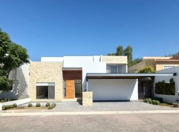 Casa · 388m² · 4 Recámaras · 3 Estacionamientos · Casa en Renta Jurica