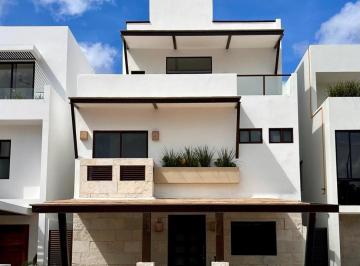 Casa · 293m² · 4 Recámaras · 2 Estacionamientos · Casa en Venta en Residencial Río