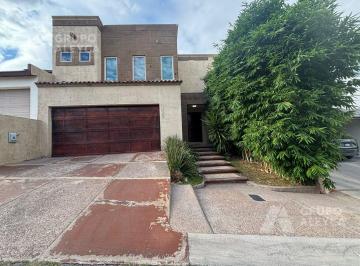 Casa · 330m² · 4 Recámaras · 4 Estacionamientos · Casa Mision del Bosque