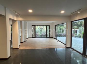 Casa · 572m² · 4 Recámaras · 5 Estacionamientos · Casa Contemporánea con Aire Mediterráneo en Venta en Col. Campestre