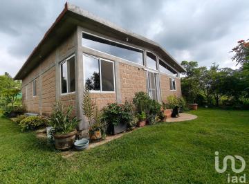 Casa · 330m² · 2 Recámaras · 10 Estacionamientos · Casa en Venta en Chisco, Tepoztlán con Amplio Jardín.