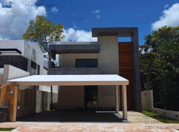 Casa · 364m² · 4 Recámaras · 3 Estacionamientos · Casa en Venta en Lagos del Sol Cancún con Alberca y Vista Al Lago