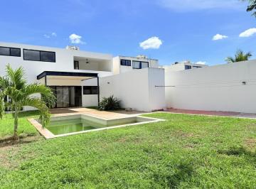 Casa · 273m² · 3 Recámaras · 5 Estacionamientos · Casa en Pueblo Cholul