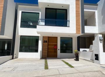 Casa en condominio · 198m² · 3 Recámaras · 2 Estacionamientos · Casa Nueva en Renta, Nuevo Refugio