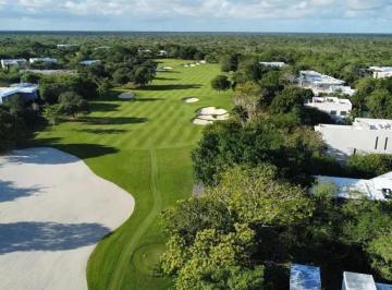 d6f2d5f75f00eb427a95bc0fb6af1933bce0bdc90e497aa9ade846da3c933f19 · En Venta Lote con Vista Al Campo de Golf, Privada Xtacay, Yucatán Country Club.