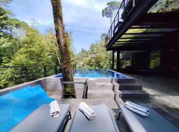 Casa en condominio · 550m² · 4 Recámaras · 3 Estacionamientos · Casa con Alberca en Condominio de Lujo en Avándaro, Valle de Bravo