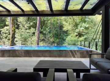 Casa en condominio · 550m² · 4 Recámaras · 3 Estacionamientos · Casa con Alberca Frente Al Bosque en Avándaro, Valle de Bravo