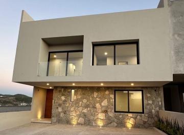 Casa en condominio · 410m² · 4 Recámaras · 3 Estacionamientos · Casa en Venta en Juriquilla (Lomas)