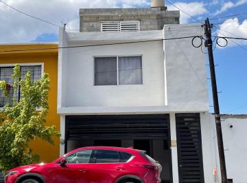 Casa de 4 habitaciones, Saltillo · Casa en Venta en Zona Comercial Ideal Paranegocio y Vivir Ahí