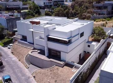 Casa · 1559m² · 5 Recámaras · 8 Estacionamientos · Casa en Venta en Bosque Las Lomas, Zapopan