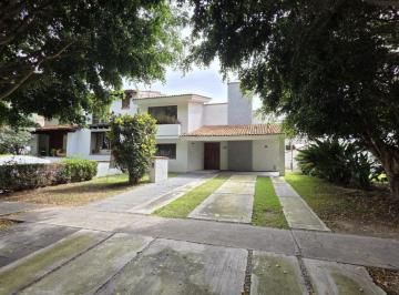 Casa de 4 habitaciones, Zapopan · Amplia Casa en Venta Valle Real