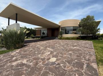 Casa en Venta de 5 habitaciones · Casa en Venta en Club de Golf Tres Marias Morelia