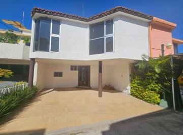 Casa de 3 habitaciones, Celaya · Vendo Amplia y Cómoda Casa en Privada con Amplio Jardín (Zona Centro Celaya)