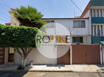Casa de 4 habitaciones, Coyoacán · Casa en Paseo de Taxqueña Coyoacan en Recuperacion Bancaria Cercad de Bosque Urbano