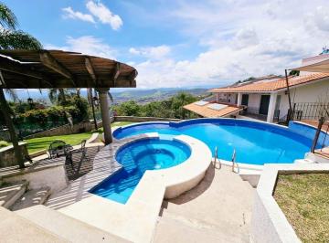 Casa de 3 habitaciones, Ixtapan de la Sal · Ángeles Residencia con Alberca y Jacuzzi, Amplio Jardín y Alto Potencial en Renta Vacacional.