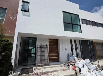 Casa · 217m² · 4 Recámaras · 2 Estacionamientos · Casa en Casa Fuerte