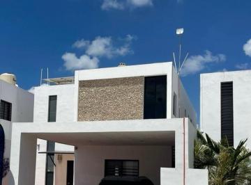 Casa de 3 habitaciones, Mérida · Casa en Venta en Real Montejo con Piscina
