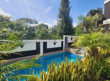 Casa de 4 habitaciones, Ixtapan de la Sal · Jacarandas Residencia de Dos Niveles con Acabados de Alta Calidad, Alberca, Jacuzzi y Amplio Jardín.