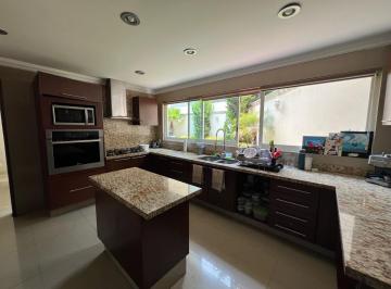Casa · 429m² · 3 Recámaras · 4 Estacionamientos · Casa en Venta en Privada en Parques de La Herradura