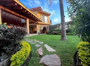 Casa · 392m² · 5 Recámaras · 3 Estacionamientos · Casa en Venta en Club de Golf Tabachines, Cuernavaca Morelos.