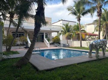 Casa · 550m² · 4 Recámaras · 2 Estacionamientos · Casa con Alberca Privada en Renta en Playacar
