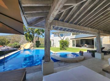Casa de 6 habitaciones, Ixtapan de la Sal · Casa Las Flores de Dos Niveles con Alberca y Jacuzzi con Tobogán, Amplio Jardín, y Diseño Único.
