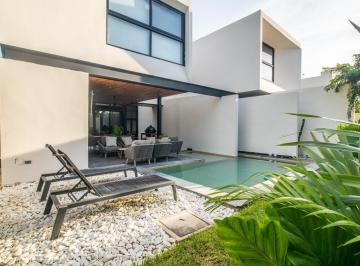Casa · 406m² · 4 Recámaras · 4 Estacionamientos · Residencia en Venta, Privada Compostela en Zona Country Club