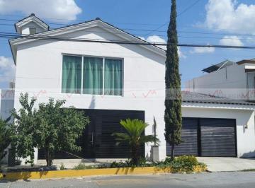 Casa · 350m² · 3 Recámaras · 2 Estacionamientos · Casa en Venta en Monterrey