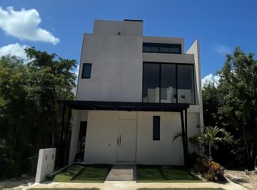 Casa · 326m² · 4 Recámaras · 2 Estacionamientos · Hermosa Casa en Renta o Venta en Residencial Rio Cancun