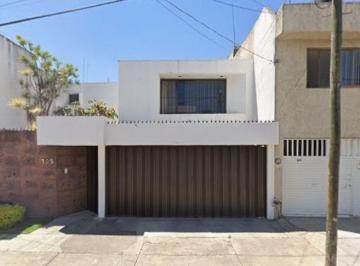Casa en Venta de 3 habitaciones Valle del Campestre · Casa en Guanajuato, Valle Campestre con Jardin, 3 Recamaras, 2 Estacionamientos y Cerca de Plaza.