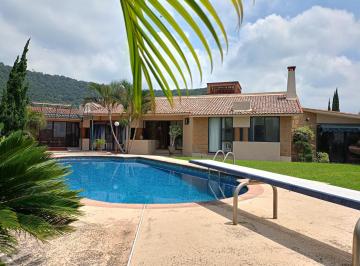 Casa · 546m² · 4 Recámaras · 3 Estacionamientos · Casa de un Nivel Dentro de Exclusivo Fracc. en Morelos, Zona Norte de Cuernavaca, Clima Fresco y Arb