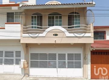 Casa · 190m² · 3 Recámaras · 2 Estacionamientos · Hermosa Casa de 2 Niveles en Excelente Ubicación en La Tampiquera, Boca del Río, Veracruz