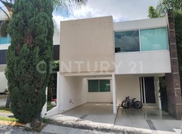 Casa · 241m² · 3 Recámaras · 2 Estacionamientos · Venta Casa Morillotla!