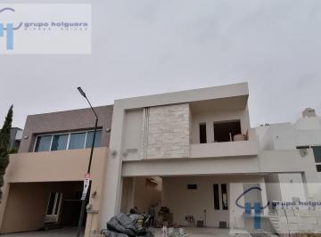 Casa · 300m² · 3 Recámaras · 2 Estacionamientos · Casa en Venta en Fraccionamiento Haciendas del Rull, Privada Chijol, Tampico, Tam