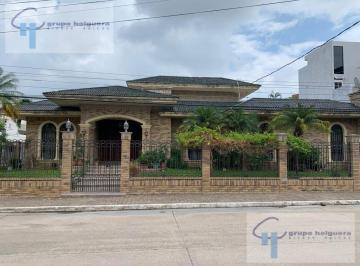 Casa · 600m² · 3 Recámaras · 3 Estacionamientos · Bonita Casa en Venta en Fracc. Flamboyanes en La Zona Dorada en Tampico, Tam