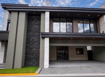 Casa · 810m² · 4 Recámaras · 4 Estacionamientos · Casa - Residencial y Club de Golf La Herradura Etapa a