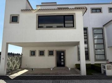 Casa en condominio · 330m² · 3 Recámaras · 2 Estacionamientos · Venta de Casa en Residencial Arbol de La Vida en Metepec