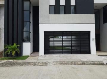 Casa · 230m² · 3 Recámaras · 2 Estacionamientos · Casa en Venta con Jardín en Lomas del Dorado