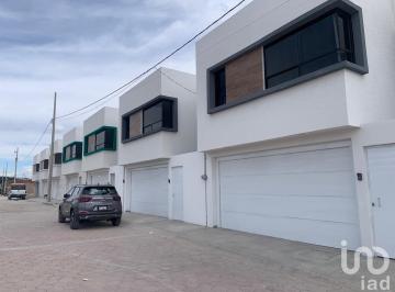 Casa · 232m² · 4 Recámaras · 2 Estacionamientos · Casas Residenciales en Venta en Conjunto Residencial Snte, Puebla.