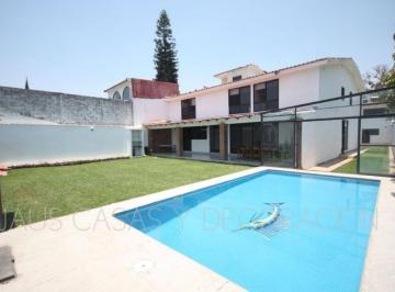 Casa · 8 Recámaras · 5 Estacionamientos · Casa - Jardines de Cuernavaca