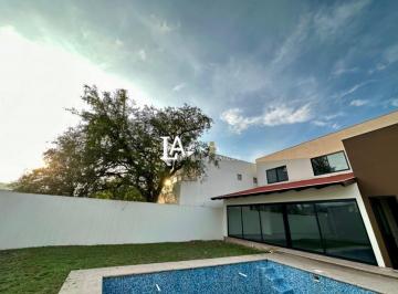Casa · 464m² · 3 Recámaras · 3 Estacionamientos · Venta de Casa El Uro, La Joya Residencial