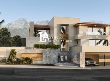 Casa · 700m² · 4 Recámaras · 3 Estacionamientos · Venta de Casa Sierra Alta 6° Sector