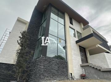 Casa · 1073m² · 4 Recámaras · 4 Estacionamientos · Casa Sierra Alta Decimo Sector